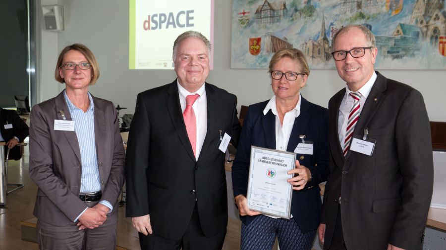 Auszeichnung Familienfreundliches Unternehmen im Kreis Paderborn (© Foto:Oliver Krato) Auszeichnung Familienfreundliches Unternehmen im Kreis Paderborn (© Foto:Oliver Krato)